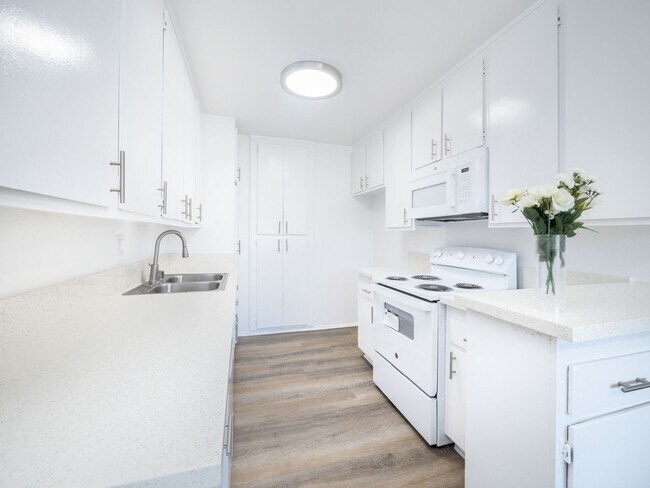 Interior Photo - 20317 Saticoy St