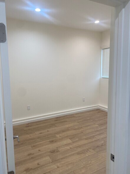 Building Photo - 405 W Broadway