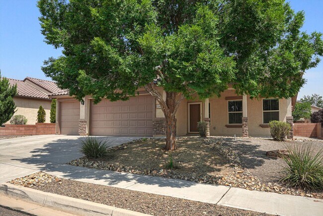 Building Photo - 224 Valle Alto Dr NE