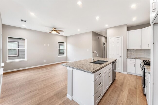 Building Photo - 5101 Rue St