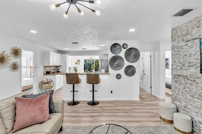 Building Photo - 4633 SW 28th Ave