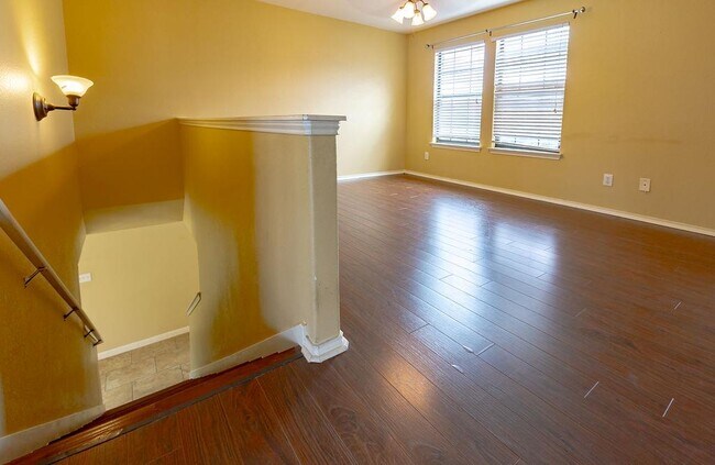 Building Photo - 211 Rim Rock Dr