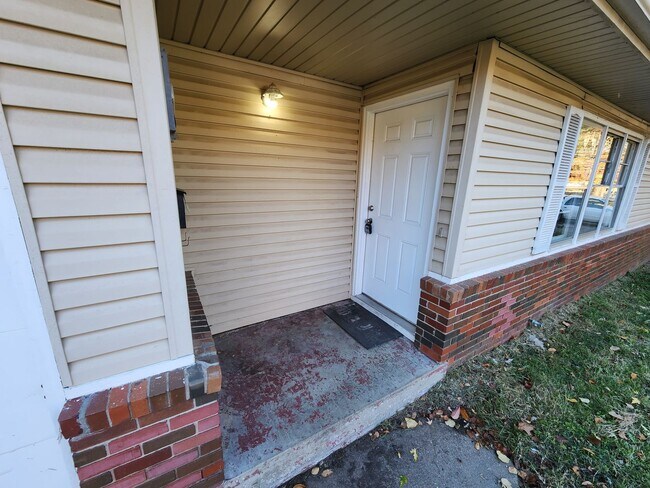 Building Photo - Spacious 3-Bedroom, 1-Bathroom Home AVAILABLE NOW!!