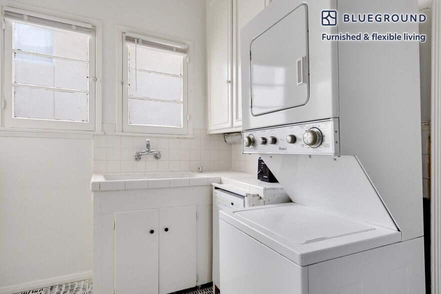 Building Photo - 135 S Reeves Dr