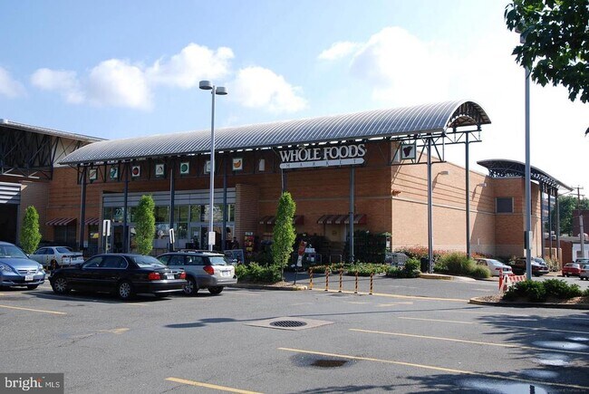Building Photo - 1320 Fort Myer Dr