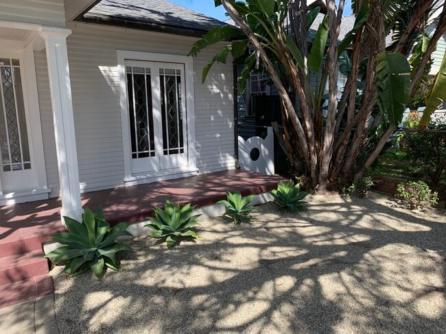 Building Photo - 847 Venezia Ave