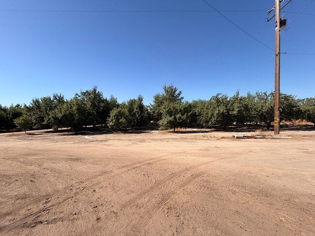 Building Photo - Country Style Living in Bakersfield
