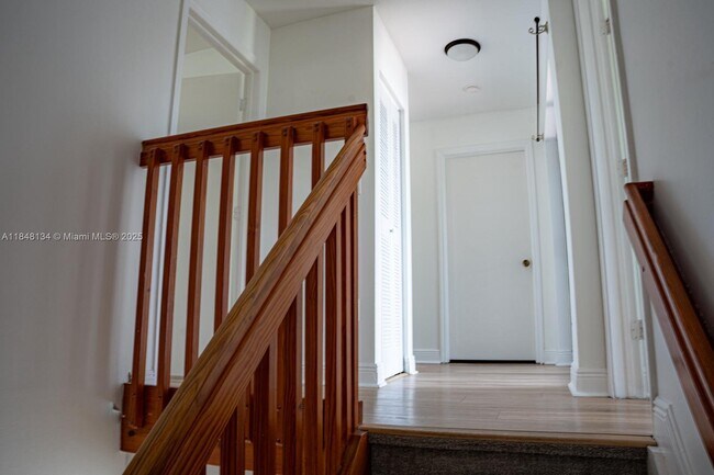 Building Photo - 16710 SW 140th Ave