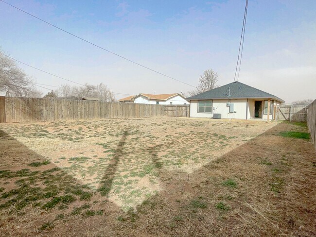 Building Photo - Savor the Sophistication of This Lovely 3-Bedroom!