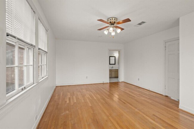 Building Photo - 3223 Charleston St