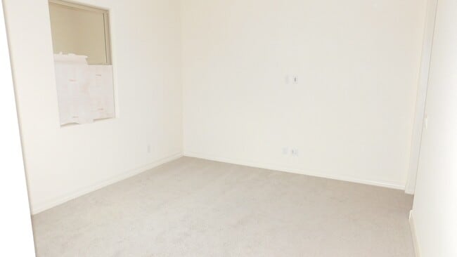 Building Photo - Beautiful home with generation suite in gated community