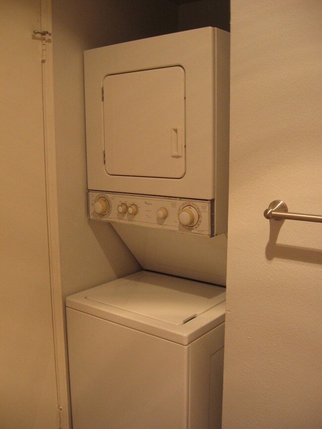 Building Photo - 9900 Jordan Ave