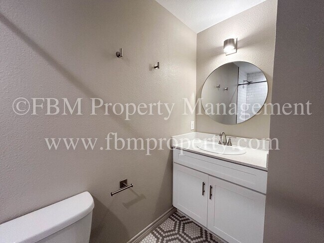 Building Photo - Hidden Creek Townhomes, Unit 611 - Downstairs 2 Bedroom, 2 Bathroom Home in Ennis, TX