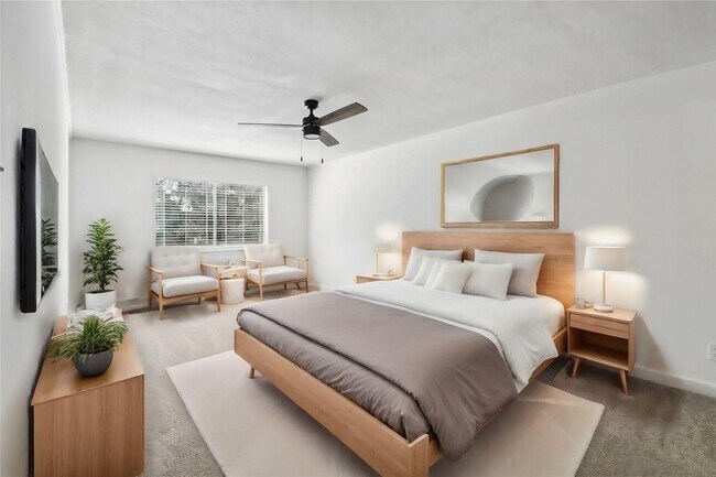 Building Photo - (55+) Newly Renovated 2br Condo in the Hea...