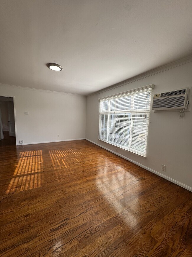 Building Photo - 5700 Hazeltine Ave