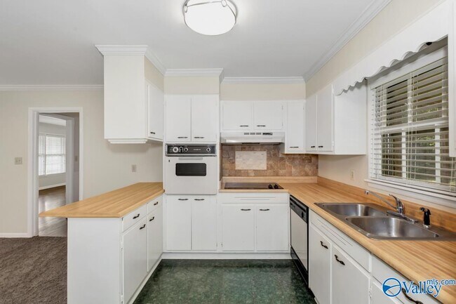 Building Photo - 2320 Rodgers Dr NE