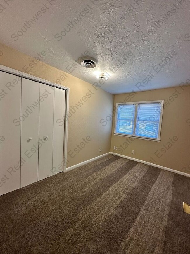 Building Photo - 3 Bed 2 Bath Includes Washer & Dryer - San...