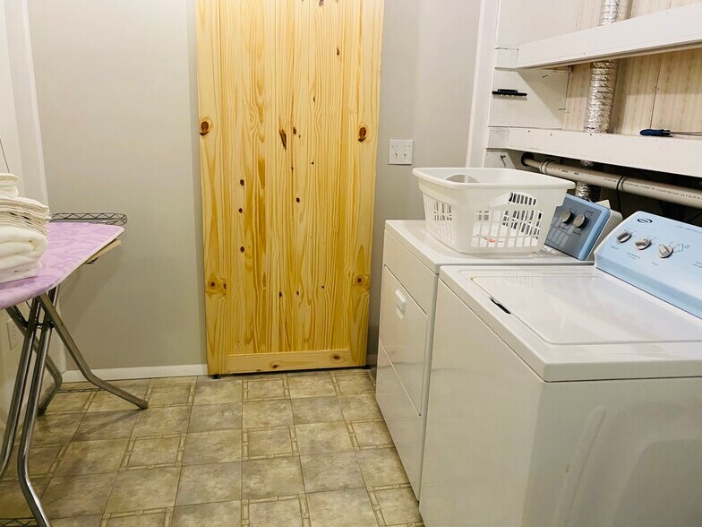 Building Photo - 126 Park Dr