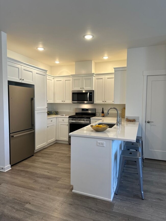 Building Photo - Gorgeous newer townhome in SE Bend!