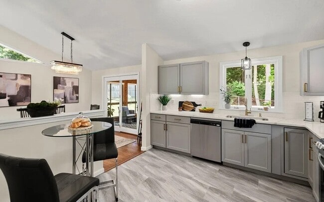 Building Photo - 23 Whitten St