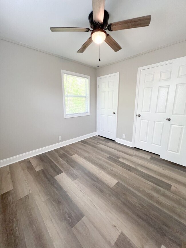 Building Photo - Completely Remodeled Home in Clarksville, TN – Just Off Madison Street!