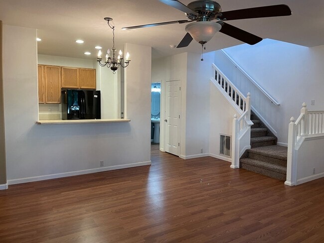 Primary Photo - Cute 2bd, 2.5ba Townhome Across from Cotto...