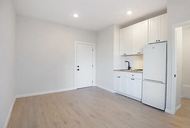 Building Photo - 1520 W 8th St Apartments