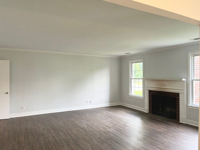 Building Photo - 116 Symons St