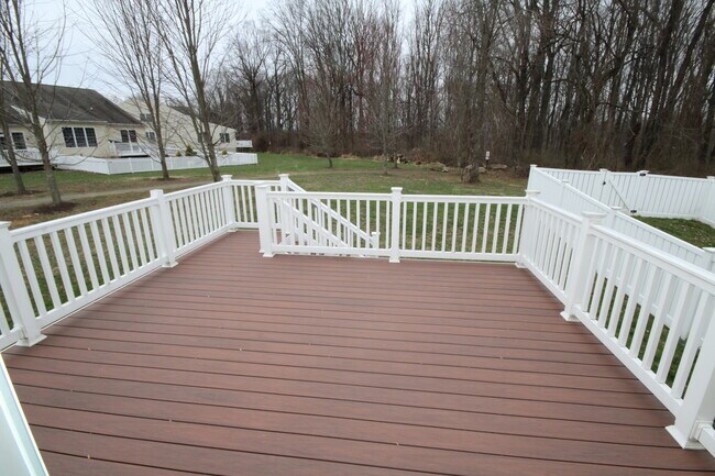 Building Photo - *Coming Soon!*  Large end unit town home i...