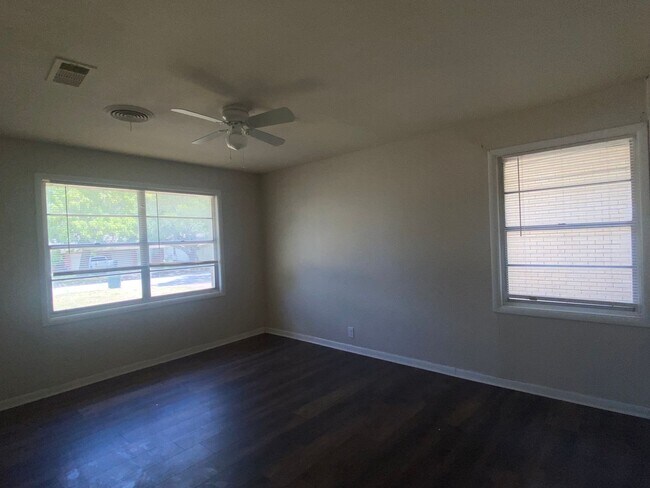 Building Photo - 3 BEDROOM NEAR SCOTT & WHITE