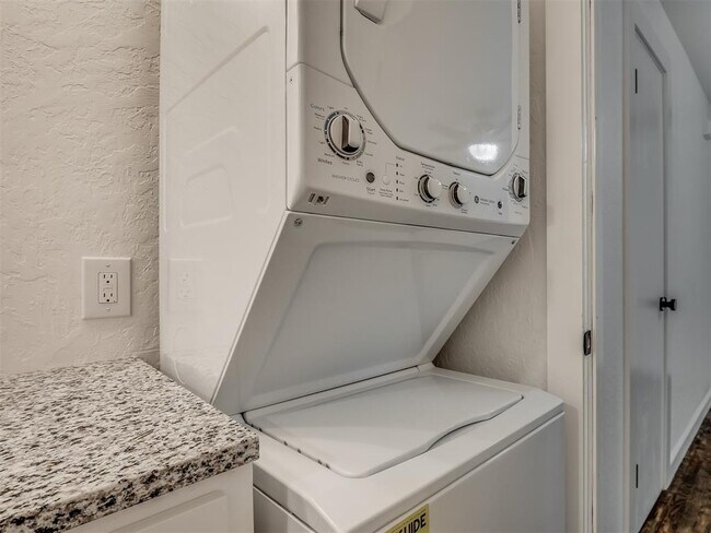 Building Photo - 131 W Acres St