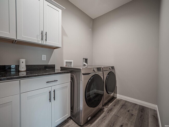 Building Photo - 3593 Sand Dr