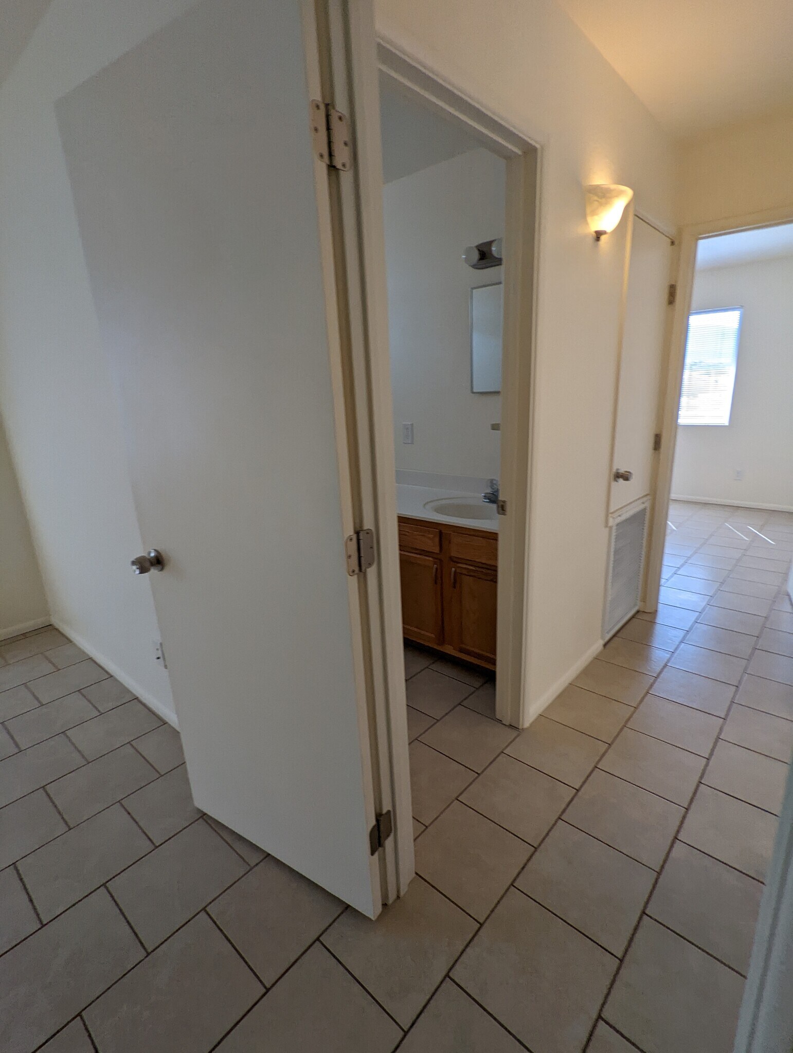 Building Photo - 354 W Hollamon St