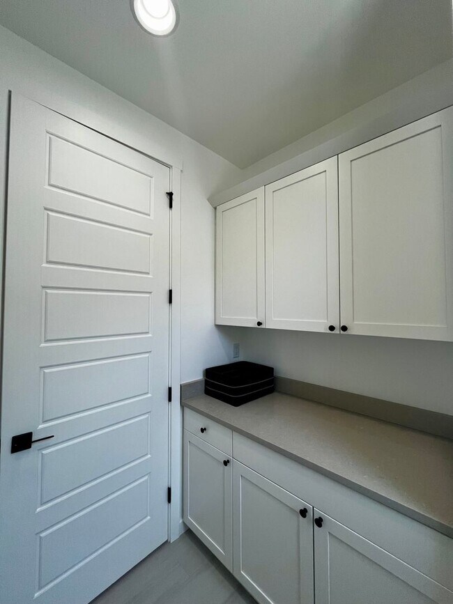 Building Photo - Modern 3-Bedroom Home Close to Gallatin Co...