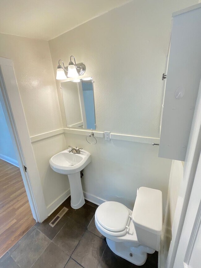 Building Photo - 2 Bedroom Home Available Near Pikes Peak Ave & S Institute St!