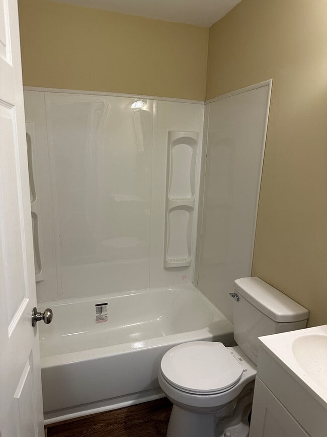 Building Photo - 27 Webb Ave