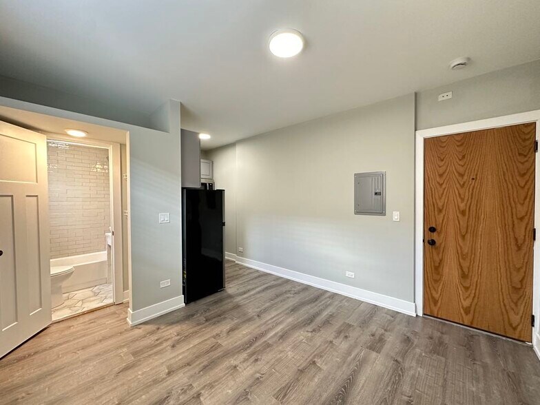 Building Photo - 545 W Belmont Ave