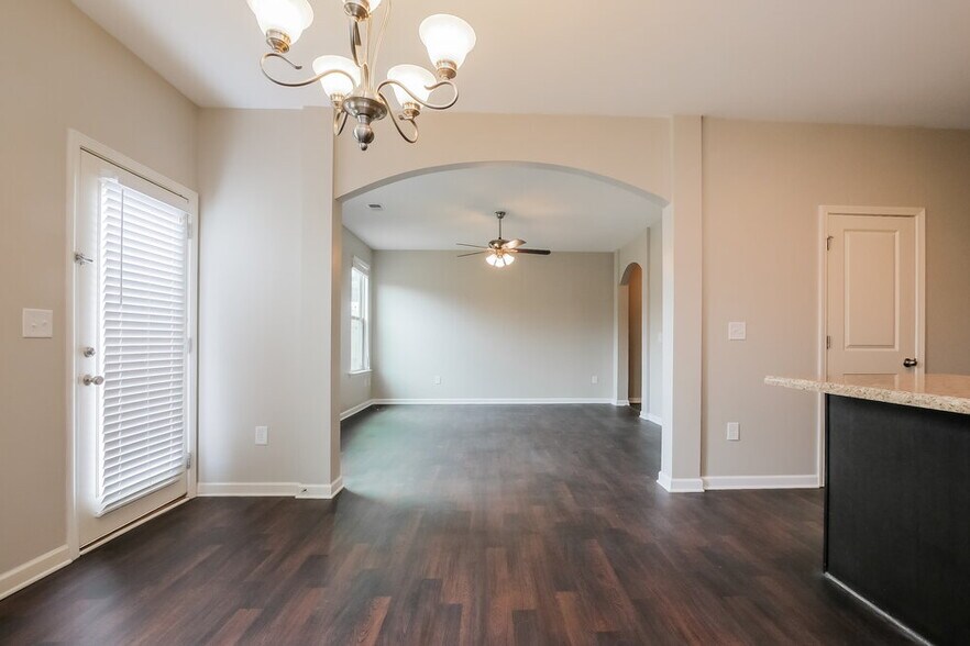 Building Photo - 255 Magnaview Dr