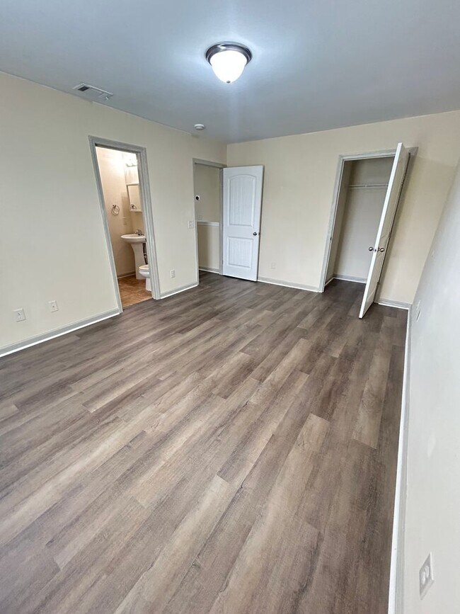 Building Photo - 4 bedroom/2.5 bathroom in Savannah, GA