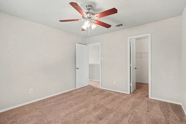 Building Photo - 1733 Vineridge Ln