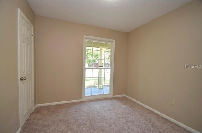 Building Photo - 615 Sarita St