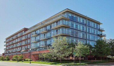 Building Photo - Luxury and Convenience in Royal Oak