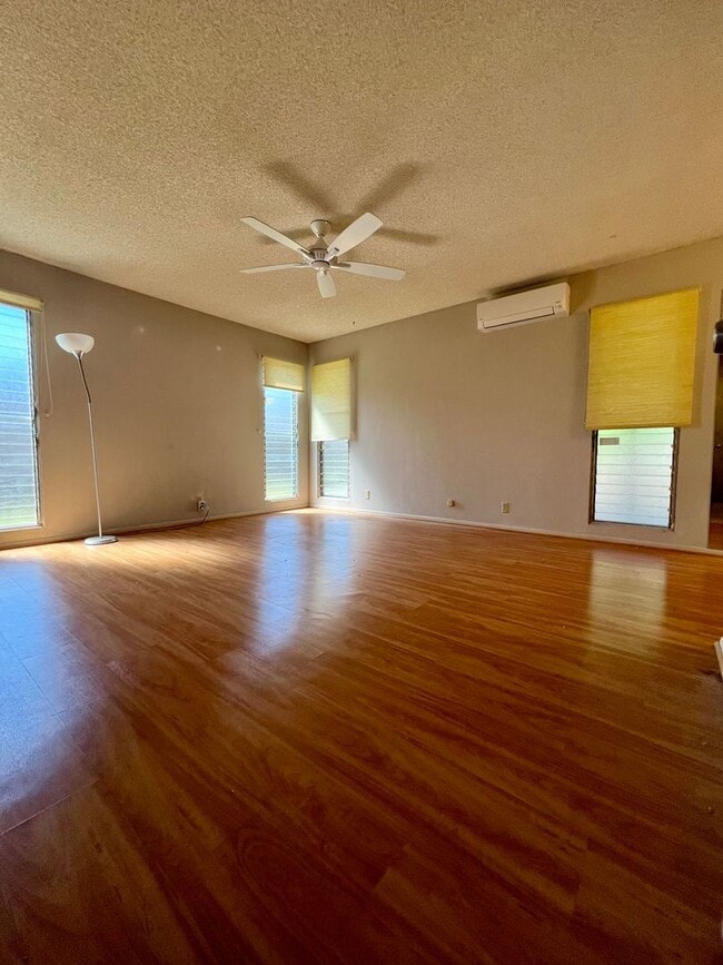Building Photo - Spacious & Desirable 4/2/2 Single Family H...