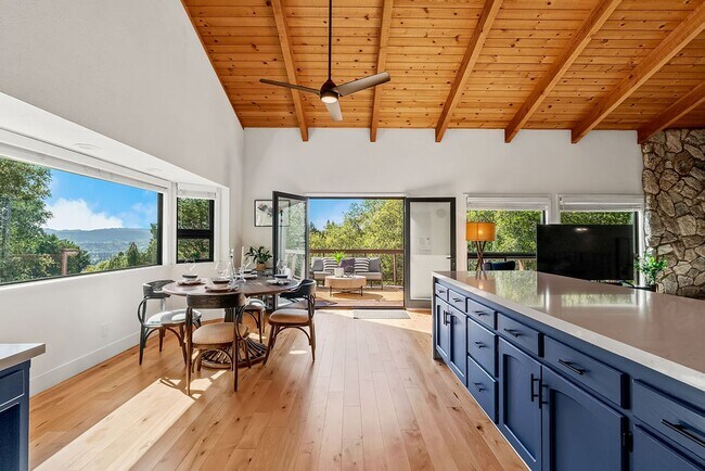Building Photo - 913 Valley View Dr