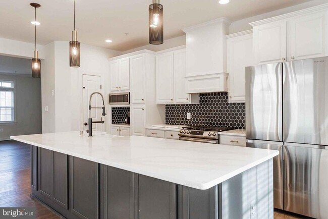 Building Photo - 9733 Braidwood Ter