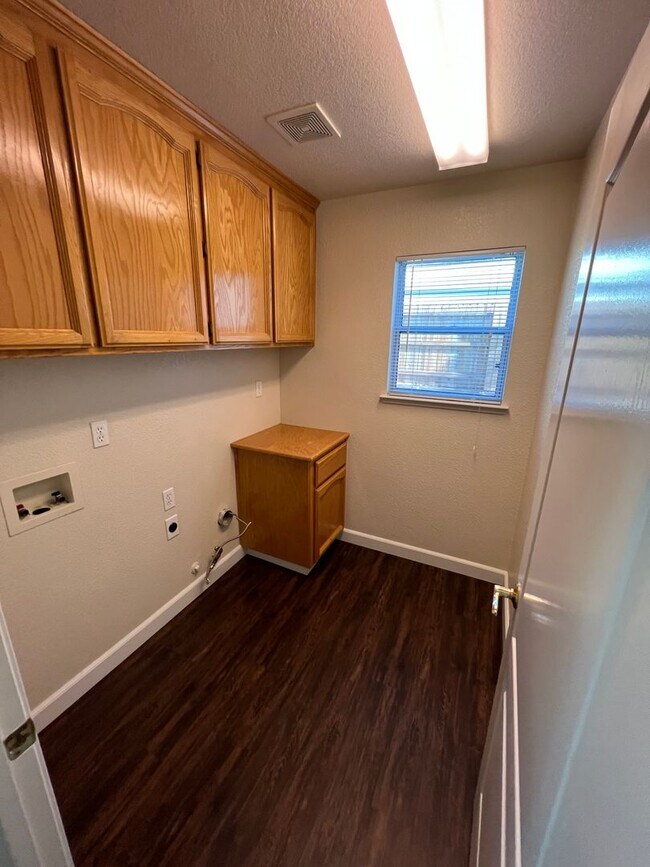 Building Photo - 1017 Halidon Way