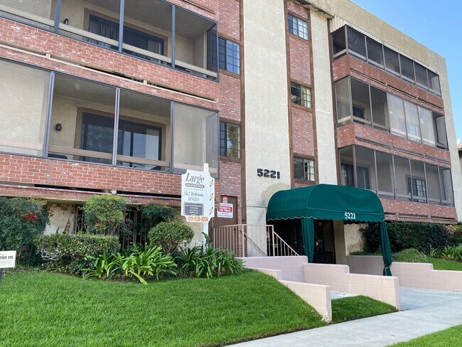 Primary Photo - LOOK AND LEASE OFFER: $500.00 OFF 1st MONT...
