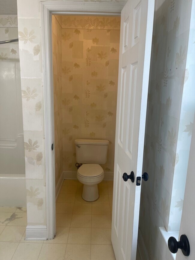 MB BATHROOM TOILET - 3139 Layla st