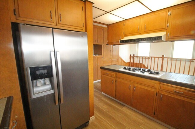 Building Photo - 3 Bedroom + 3 Bathroom Unit | Oxnard Shores | Unfurnished