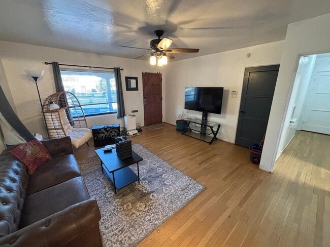 Building Photo - 825 Palomas Dr SE